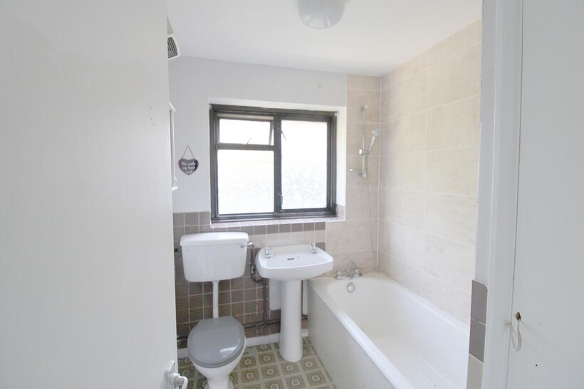 High Street, Elstree WD6 2 bed maisonette to rent - £1,700 pcm (£392 pw)