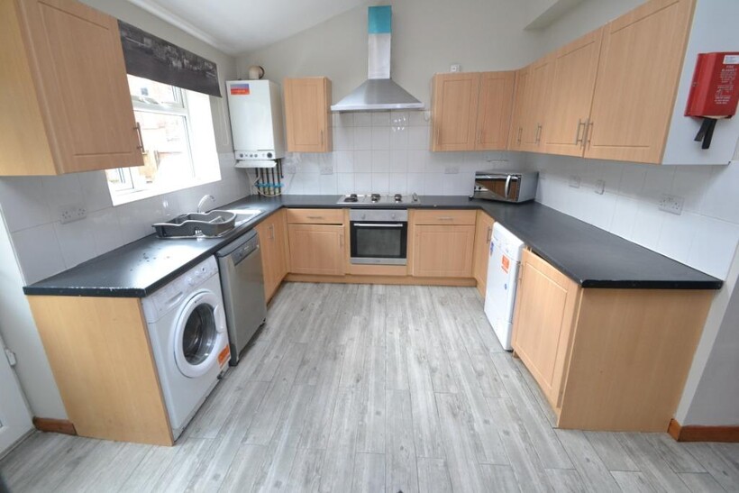 Johnson Road, Nottingham NG7 7 bed detached house to rent - £3,033 pcm (£700 pw)
