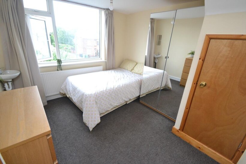 Johnson Road, Nottingham NG7 7 bed detached house to rent - £3,033 pcm (£700 pw)