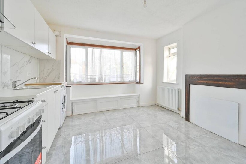 Croyde Avenue, Greenford, UB6 2 bed terraced house to rent - £3,000 pcm (£692 pw)