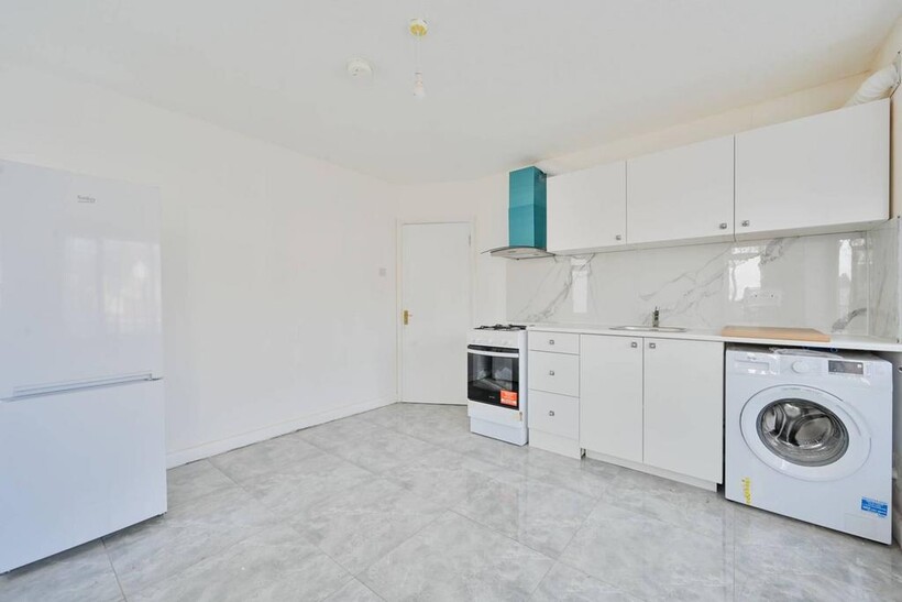 Croyde Avenue, Greenford, UB6 2 bed terraced house to rent - £3,000 pcm (£692 pw)