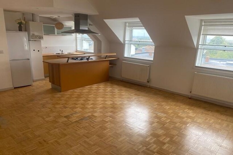 Central Road, Worcester Park KT4 1 bed flat to rent - £1,250 pcm (£288 pw)