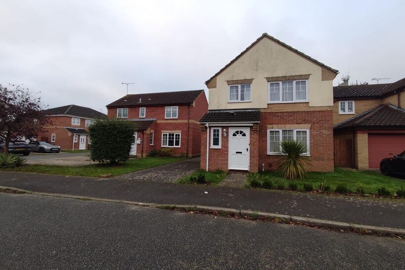 Ditchingham Grove, Rushmere St.... 3 bed detached house to rent - £1,400 pcm (£323 pw)