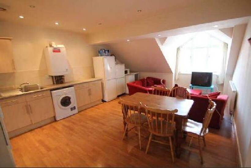 Nottingham NG7 5 bed flat to rent - £391 pcm (£90 pw)