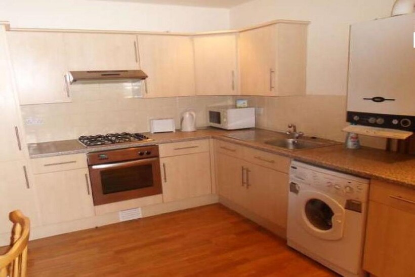 Nottingham NG7 4 bed flat to rent - £391 pcm (£90 pw)