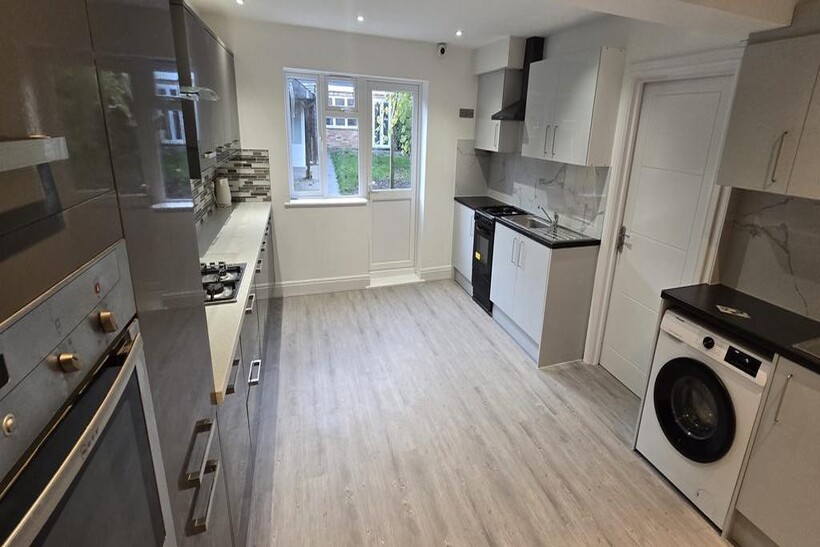Dell Road, Watford WD24 6 bed house share to rent - £672 pcm (£155 pw)