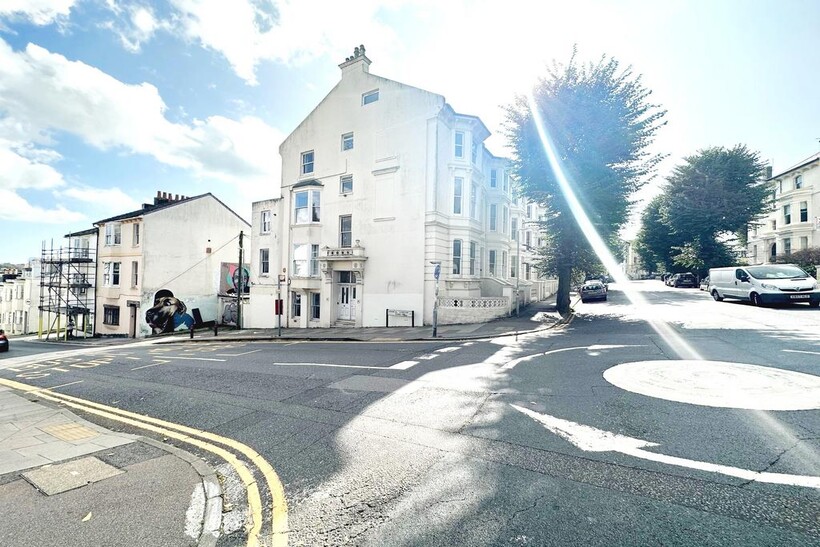 Buckingham Road, Brighton BN1 2 bed flat to rent - £1,425 pcm (£329 pw)