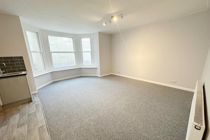 Buckingham Road, Brighton BN1 2 bed flat to rent - £1,425 pcm (£329 pw)