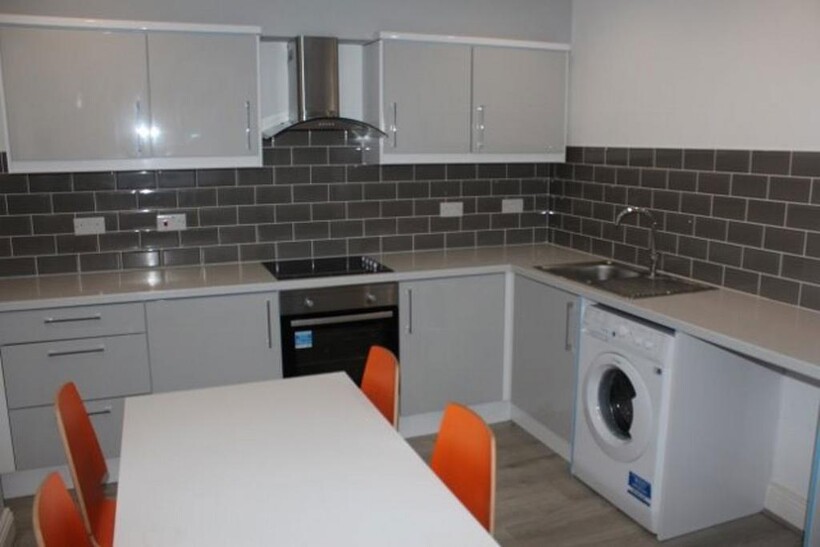 St John Divine Church, Liverpool 5 bed flat to rent - £2,383 pcm (£550 pw)