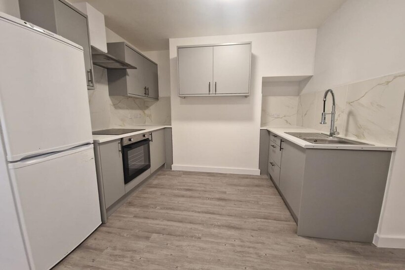 Leavesden Road, Watford... 2 bed flat to rent - £1,750 pcm (£404 pw)