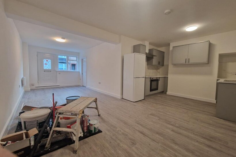 Leavesden Road, Watford... 2 bed flat to rent - £1,750 pcm (£404 pw)