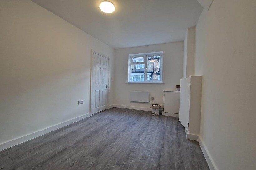 Leavesden Road, Watford... 2 bed flat to rent - £1,750 pcm (£404 pw)