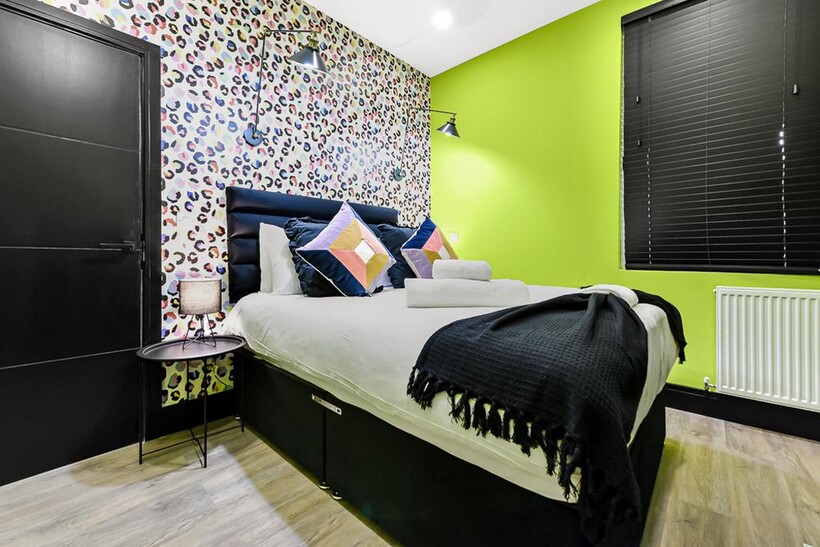 Willoughby Lane, London N17 6 bed house to rent - £11,280 pcm (£2,603 pw)