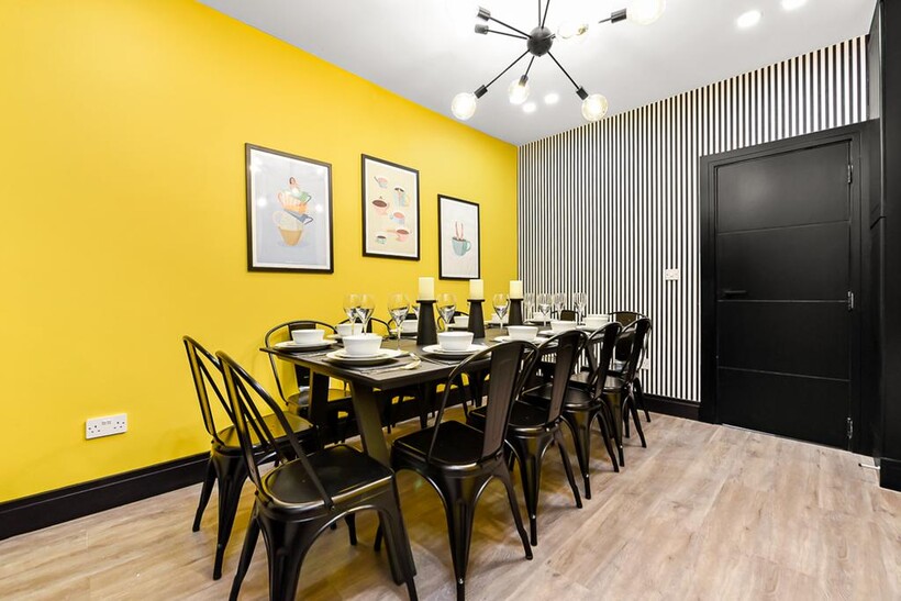 Willoughby Lane, London N17 6 bed house to rent - £11,280 pcm (£2,603 pw)