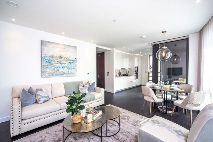Charles Clowes Walk, London, SW11 2 bed apartment to rent - £4,745 pcm (£1,095 pw)