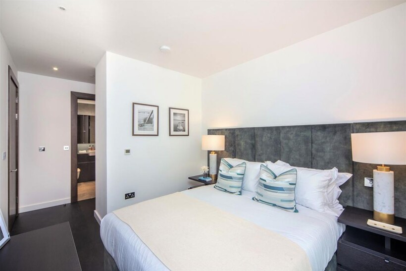 Charles Clowes Walk, London, SW11 2 bed apartment to rent - £4,745 pcm (£1,095 pw)