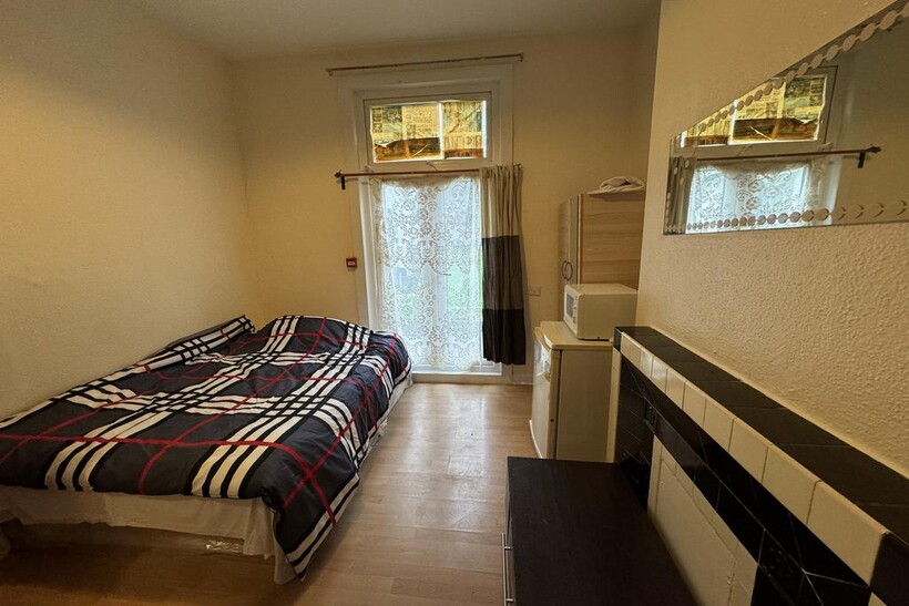 Croydon SE25 1 bed terraced house to rent - £700 pcm (£162 pw)
