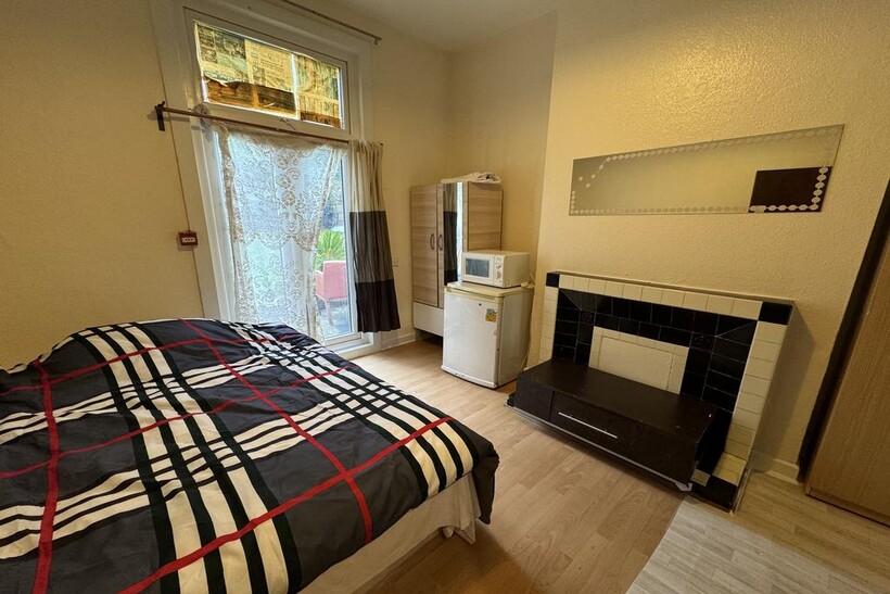 Croydon SE25 1 bed terraced house to rent - £700 pcm (£162 pw)
