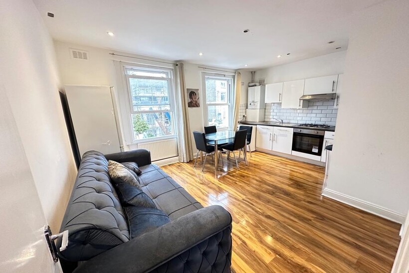 Flaxman Road, London 4 bed flat to rent - £3,600 pcm (£831 pw)