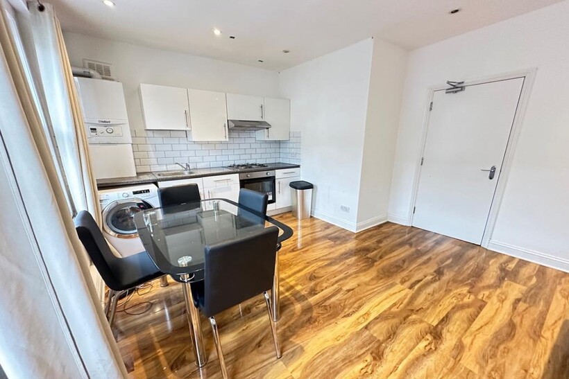 Flaxman Road, London 4 bed flat to rent - £3,600 pcm (£831 pw)