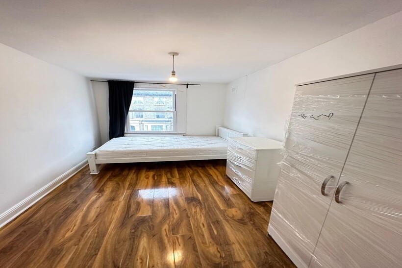 Flaxman Road, London 4 bed flat to rent - £3,600 pcm (£831 pw)