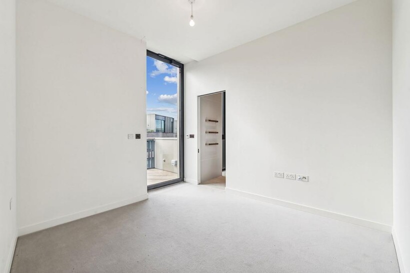 London  W12 3 bed penthouse to rent - £12,500 pcm (£2,885 pw)