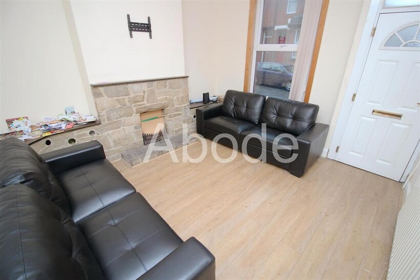 Welton Mount, Hyde Park, Leeds 3 bed house to rent - £1,872 pcm (£432 pw)