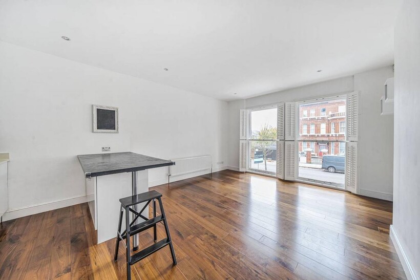Minster Road, West Hampstead, London... 2 bed flat to rent - £3,250 pcm (£750 pw)