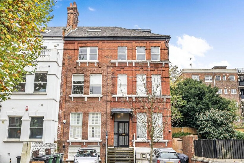 Minster Road, West Hampstead, London... 2 bed flat to rent - £3,250 pcm (£750 pw)