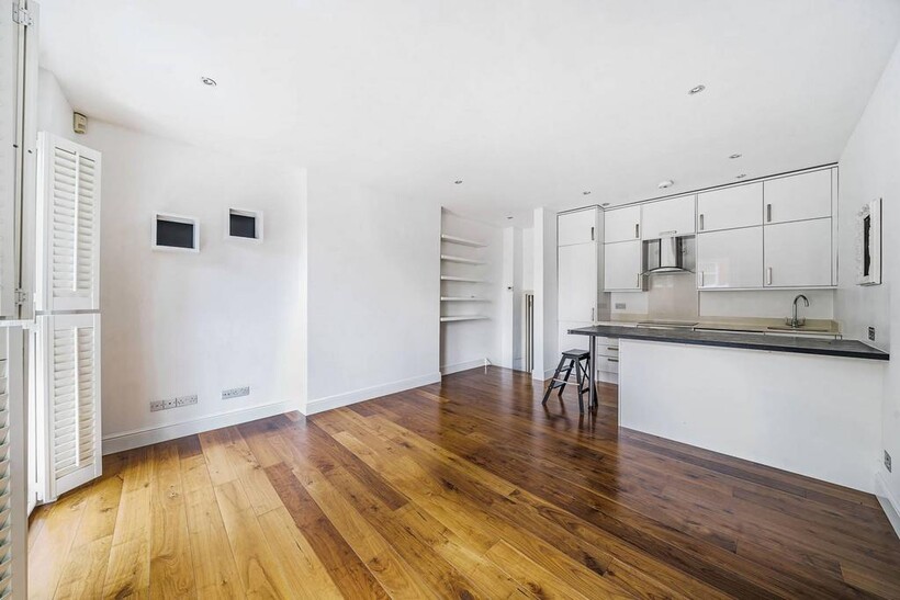 Minster Road, West Hampstead, London... 2 bed flat to rent - £3,250 pcm (£750 pw)