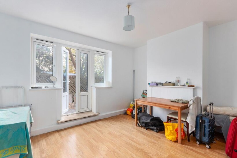 SW18 4UN 1 bed in a house share to rent - £775 pcm (£179 pw)