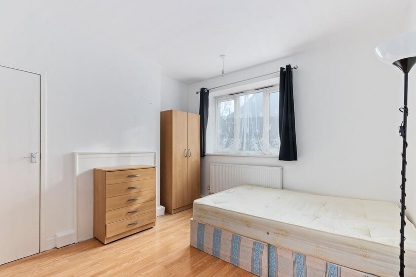 SW18 4UN 1 bed in a house share to rent - £775 pcm (£179 pw)