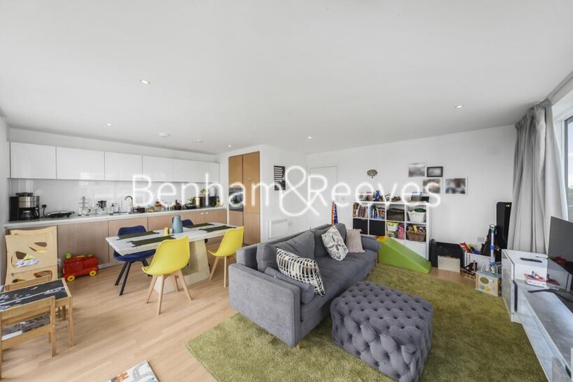 Pump House Crescent, Brentford TW8 2 bed apartment to rent - £2,900 pcm (£669 pw)