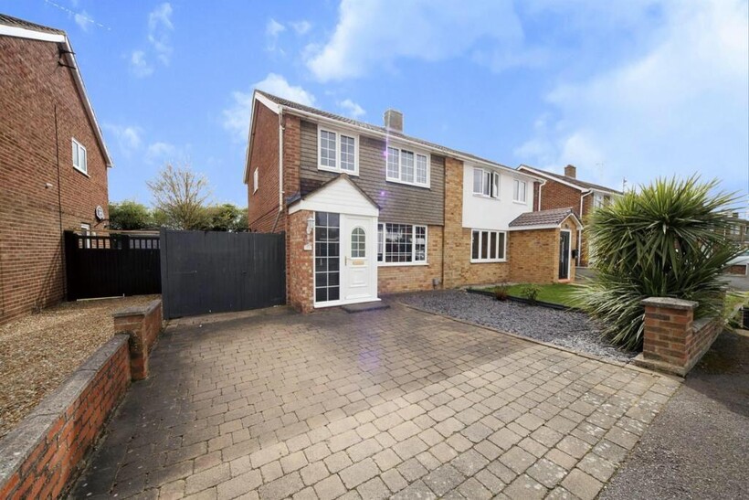 Bosmore Road, Luton, Bedfordshire, LU3 3 bed semi-detached house to rent - £1,700 pcm (£392 pw)
