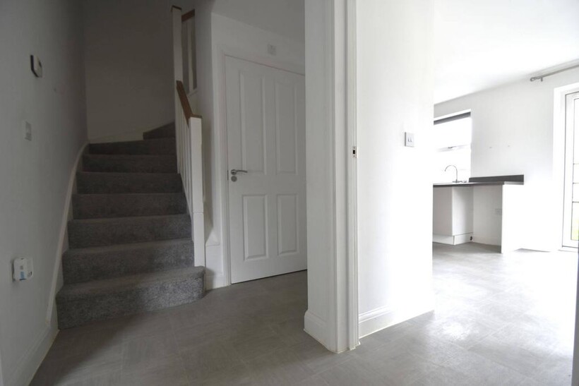 Squirrel Close, Newport PO30 3 bed semi-detached house to rent - £1,150 pcm (£265 pw)