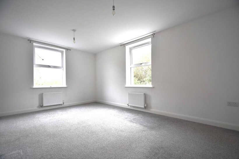 Squirrel Close, Newport PO30 3 bed semi-detached house to rent - £1,150 pcm (£265 pw)