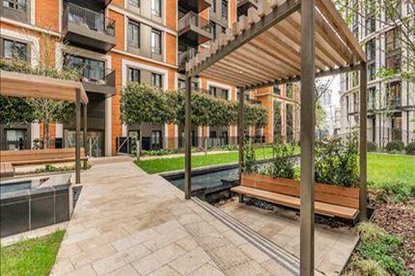 Kensington Gardens Square, London W2 2 bed flat to rent - £7,796 pcm (£1,799 pw)