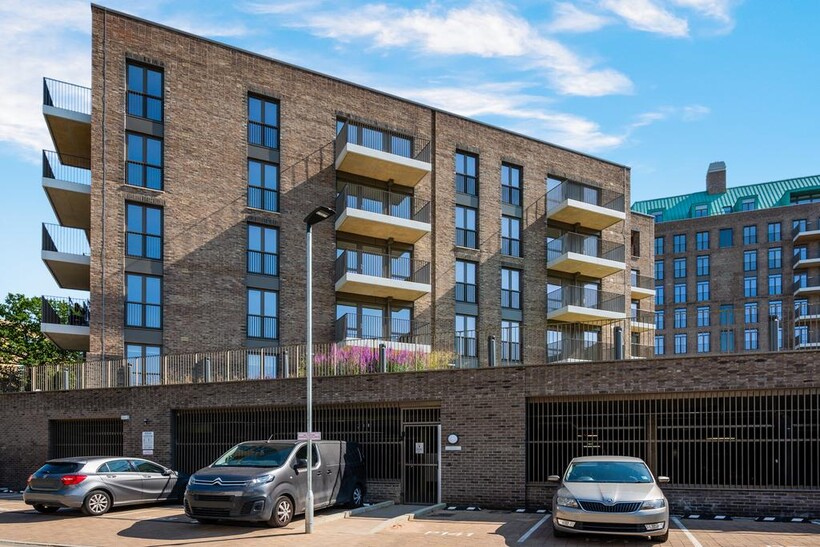 Flat 1, Andrewes House, 17, Wolff... 2 bed flat to rent - £2,250 pcm (£519 pw)