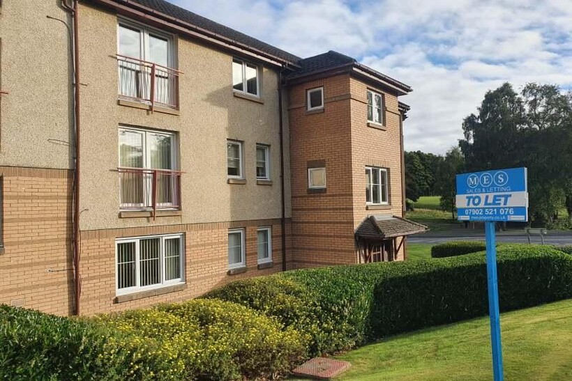 Creteil Court, Falkirk FK1 2 bed flat to rent - £725 pcm (£167 pw)