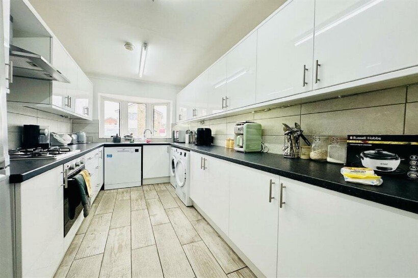 Nottingham NG7 6 bed house share to rent - £3,129 pcm (£722 pw)