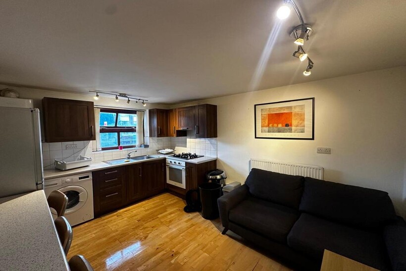 Leeds LS3 3 bed flat to rent - £1,350 pcm (£312 pw)