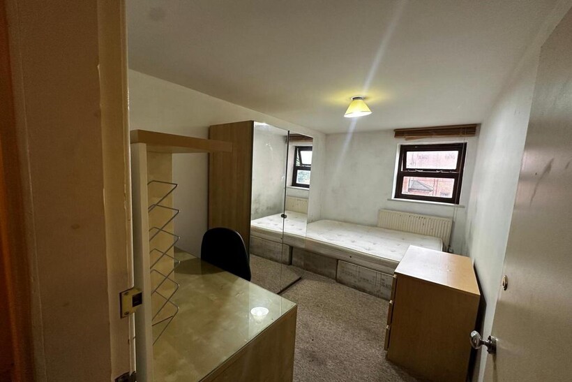 Leeds LS3 3 bed flat to rent - £1,350 pcm (£312 pw)