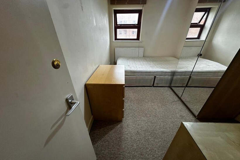 Leeds LS3 3 bed flat to rent - £1,350 pcm (£312 pw)