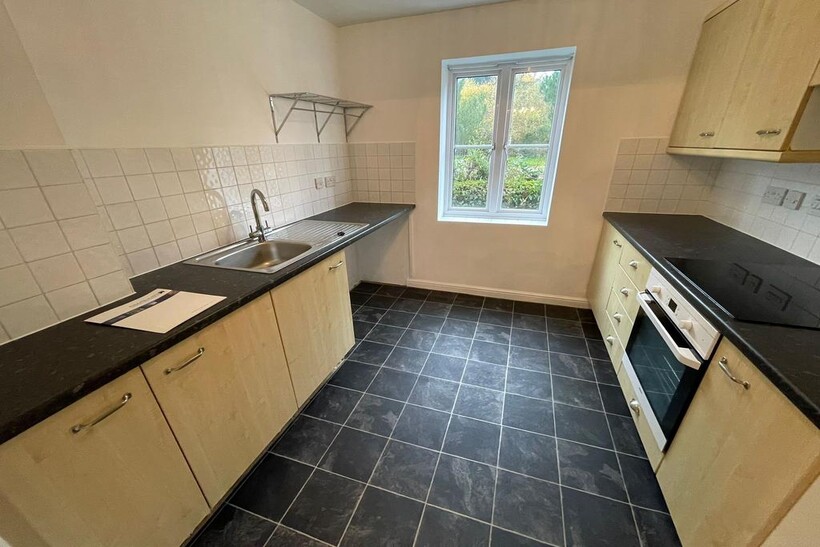 Ravenswood Avenue, Ipswich IP3 2 bed ground floor flat to rent - £950 pcm (£219 pw)