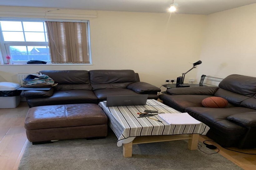 Raglan Road, Leeds LS6 2 bed flat to rent - £1,050 pcm (£242 pw)