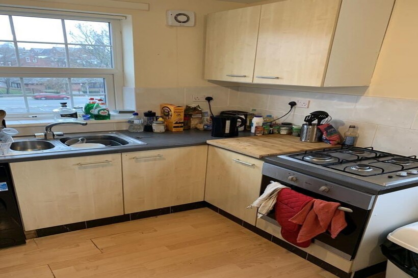 Raglan Road, Leeds LS6 2 bed flat to rent - £1,050 pcm (£242 pw)