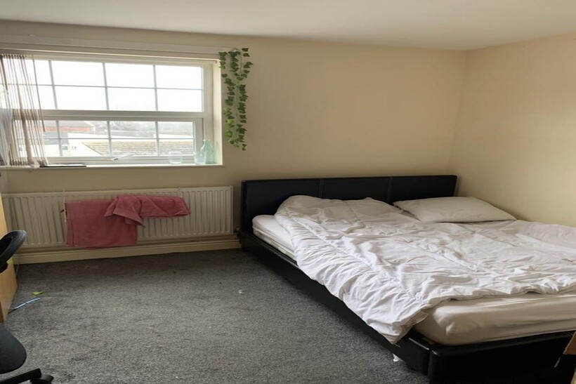Raglan Road, Leeds LS6 2 bed flat to rent - £1,050 pcm (£242 pw)