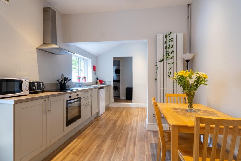 Richmond Road - Student House - 25/26 6 bed terraced house to rent - £400 pcm (£92 pw)