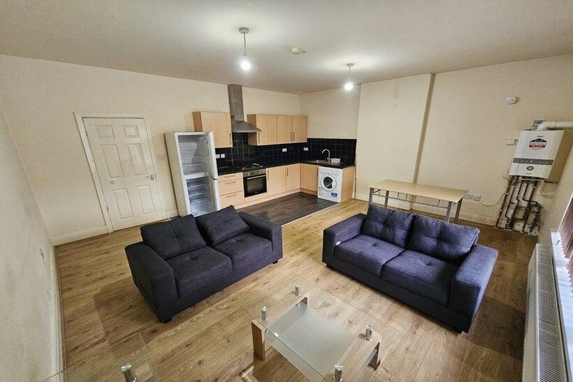 Kingsway, Burnage, Manchester M19 2 bed flat to rent - £1,295 pcm (£299 pw)