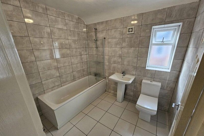 Kingsway, Burnage, Manchester M19 2 bed flat to rent - £1,295 pcm (£299 pw)